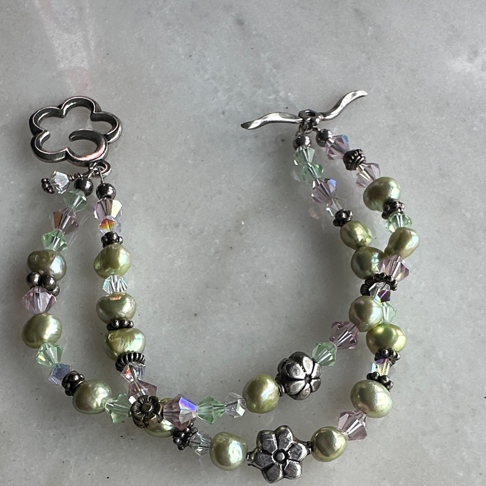 Elegant Floral Beaded Bracelet